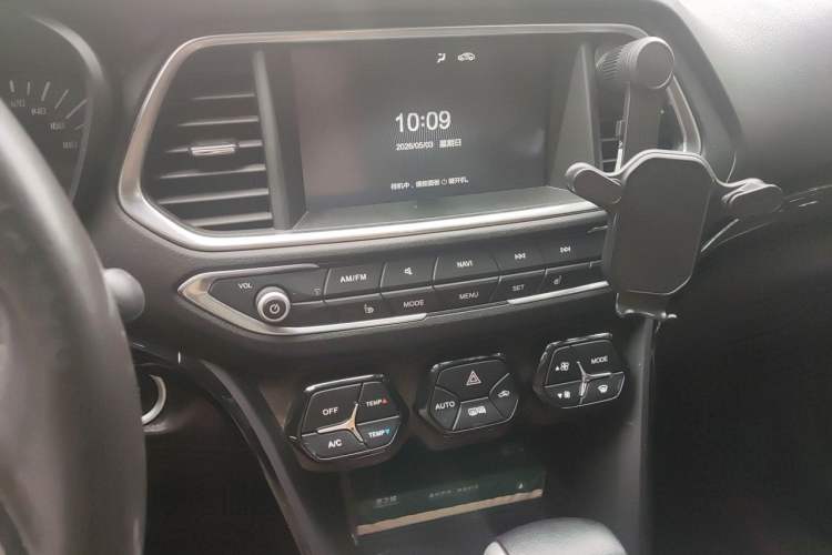 Used GAC Trumpchi GS4 2017 235T Automatic Two-Wheel Drive Luxury Smart Connectivity Version Audio And AC Panel