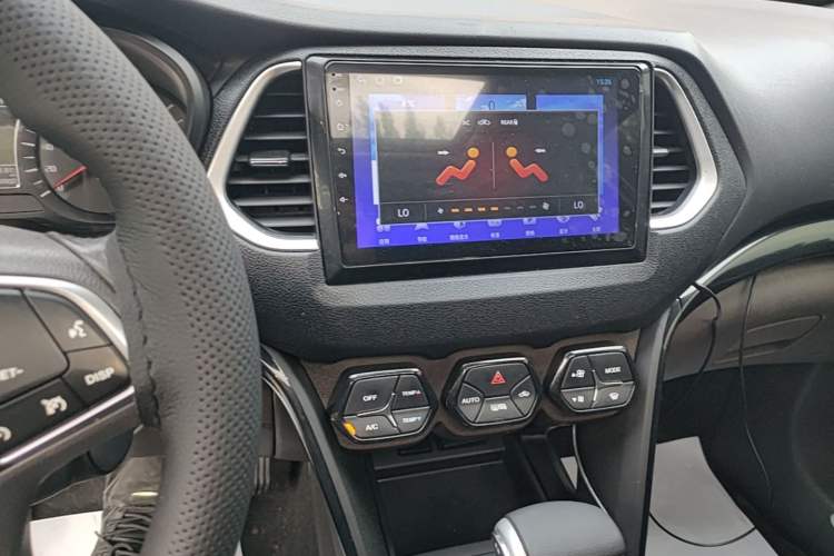 Used GAC Trumpchi GS4 2017 235T Automatic Two-Wheel Drive Luxury Smart Connectivity Version Audio And AC Panel