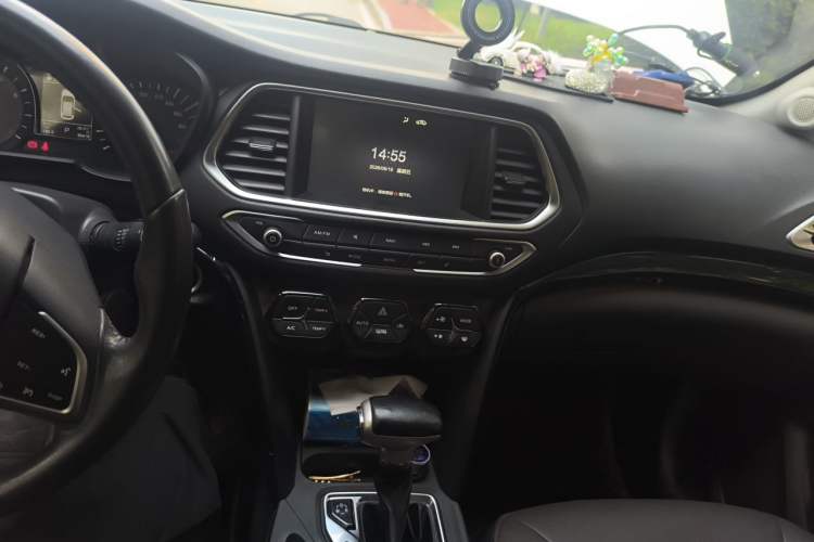 Used GAC Trumpchi GS4 2017 235T Automatic Two-Wheel Drive Luxury Smart Connectivity Version Audio And AC Panel