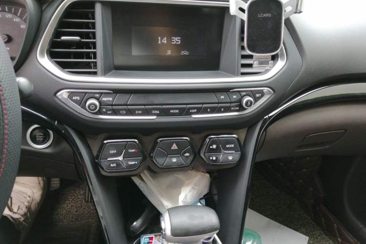 Used GAC Trumpchi GS4 2017 235T Automatic Two-Wheel Drive Elite Edition Audio And AC Panel