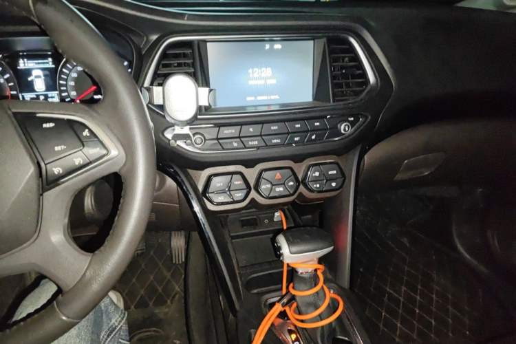 Used GAC Trumpchi GS4 2017 235T Automatic Two-Wheel Drive Luxury Smart Connectivity Version Audio And AC Panel