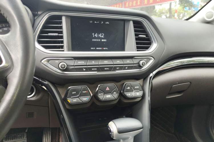 Used GAC Trumpchi GS4 2017 235T Automatic Two-Wheel Drive Luxury Smart Connectivity Version Audio And AC Panel