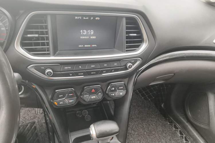 Used GAC Trumpchi GS4 2017 235T Automatic Two-Wheel Drive Luxury Smart Connectivity Version Audio And AC Panel