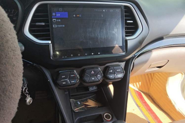 Used GAC Trumpchi GS4 2017 200T Manual Two-Wheel Drive Elite Edition Audio And AC Panel