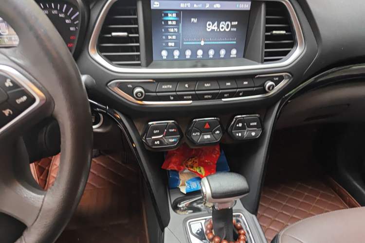 Used GAC Trumpchi GS4 2017 235T Automatic Two-Wheel Drive Luxury Smart Connectivity Version Audio And AC Panel