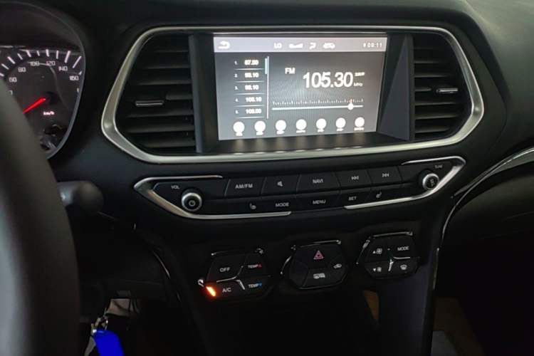 Used GAC Trumpchi GS4 2017 235T Manual Two-Wheel Drive Luxury Edition Audio And AC Panel