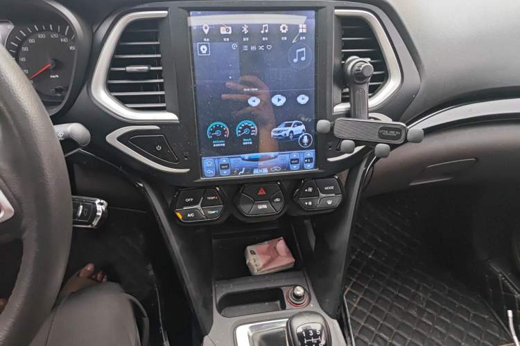 Used GAC Trumpchi GS4 2017 235T Manual Two-Wheel Drive Luxury Edition Audio And AC Panel