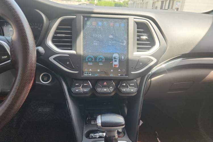 Used GAC Trumpchi GS4 2017 200T G-DCT Two-Wheel Drive Elite Edition Audio And AC Panel