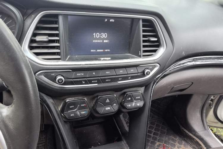 Used GAC Trumpchi GS4 2017 235T Manual Two-Wheel Drive Luxury Edition Audio And AC Panel