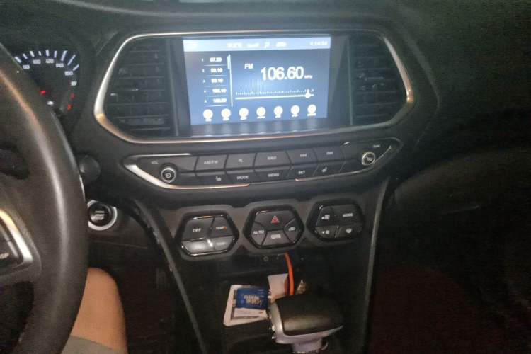 Used GAC Trumpchi GS4 2017 235T Automatic Two-Wheel Drive Luxury Smart Connectivity Version Audio And AC Panel