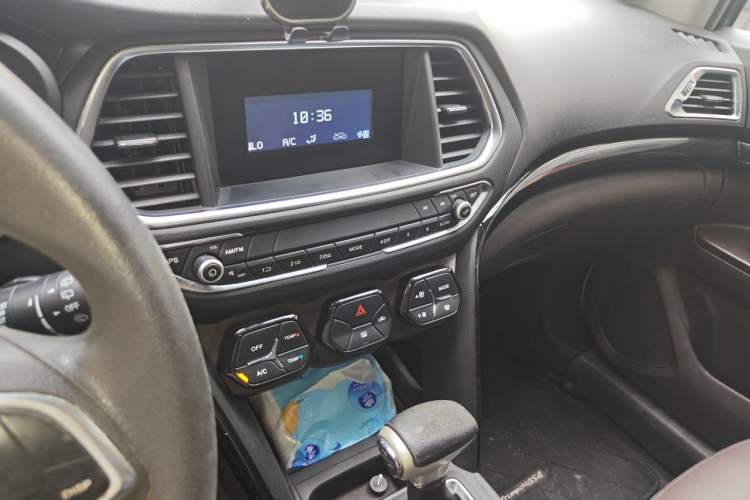 Used GAC Trumpchi GS4 2017 200T G-DCT Two-Wheel Drive Elite Edition Audio And AC Panel