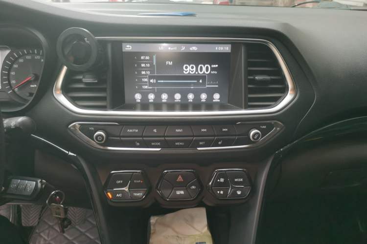 Used GAC Trumpchi GS4 2017 235T Manual Two-Wheel Drive Luxury Edition Audio And AC Panel