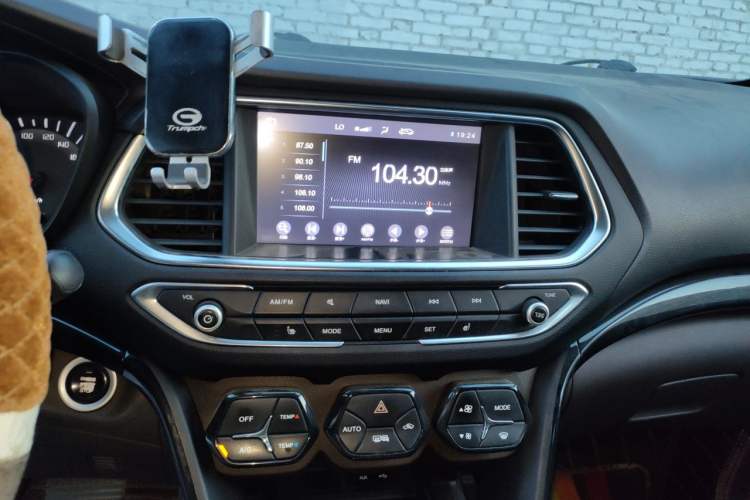 Used GAC Trumpchi GS4 2017 235T Automatic Two-Wheel Drive Luxury Smart Connectivity Version Audio And AC Panel