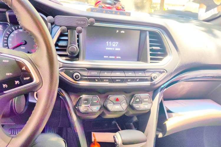 Used GAC Trumpchi GS4 2017 235T Automatic Two-Wheel Drive Luxury Smart Connectivity Version Audio And AC Panel