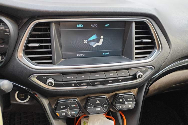 Used GAC Trumpchi GS4 2017 235T Automatic Two-Wheel Drive Luxury Smart Connectivity Version Audio And AC Panel
