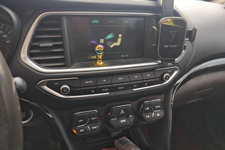 Used GAC Trumpchi GS4 2017 235T Automatic Two-Wheel Drive Luxury Smart Connectivity Version Audio And AC Panel