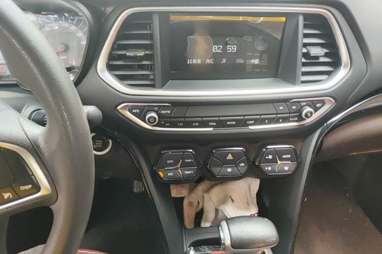 Used GAC Trumpchi GS4 2017 235T Automatic Two-Wheel Drive Elite Edition Audio And AC Panel