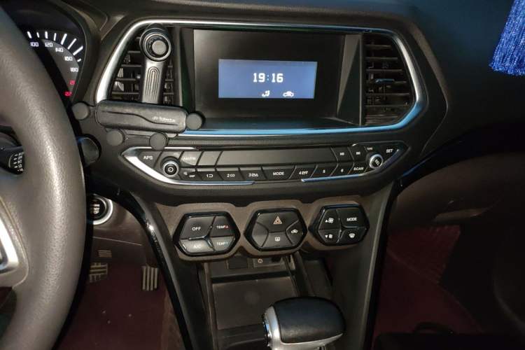 Used GAC Trumpchi GS4 2017 235T Automatic Two-Wheel Drive Elite Edition Audio And AC Panel