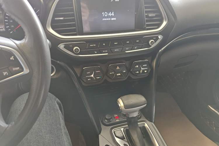 Used GAC Trumpchi GS4 2017 235T Automatic Two-Wheel Drive Luxury Smart Connectivity Version Audio And AC Panel