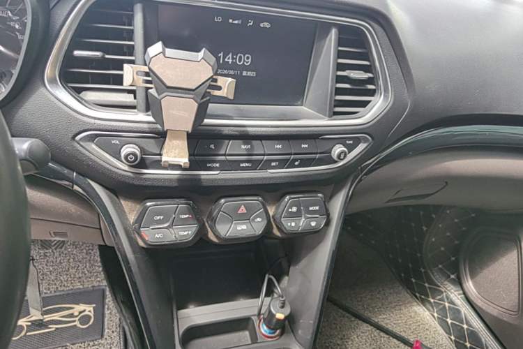 Used GAC Trumpchi GS4 2017 235T Manual Two-Wheel Drive Luxury Edition Audio And AC Panel
