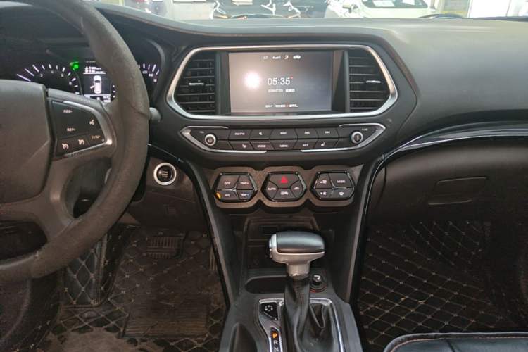 Used GAC Trumpchi GS4 2017 235T Automatic Two-Wheel Drive Luxury Smart Connectivity Version Audio And AC Panel