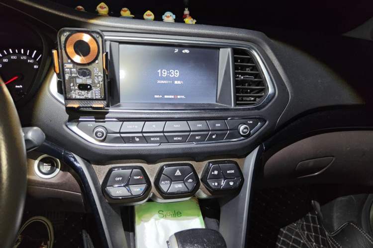 Used GAC Trumpchi GS4 2017 235T Automatic Two-Wheel Drive Luxury Smart Connectivity Version Audio And AC Panel