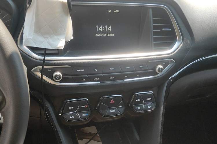 Used GAC Trumpchi GS4 2017 200T Manual Two-Wheel Drive Luxury Edition Audio And AC Panel