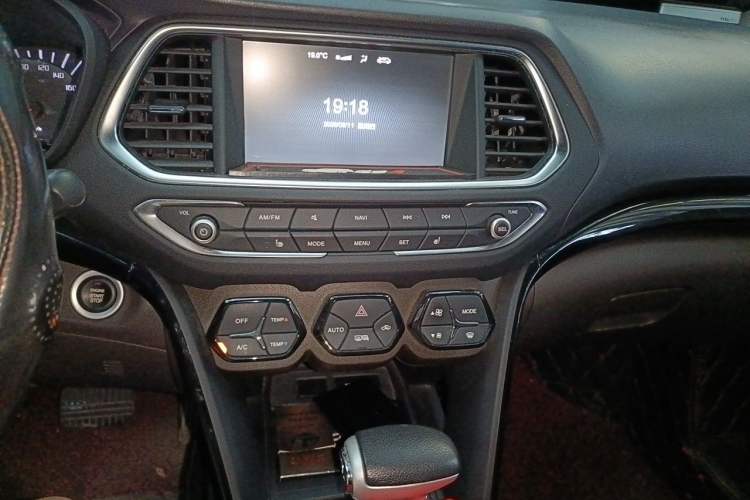 Used GAC Trumpchi GS4 2017 235T Automatic Two-Wheel Drive Luxury Smart Connectivity Version Audio And AC Panel