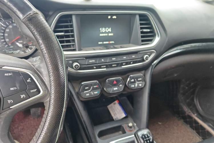Used GAC Trumpchi GS4 2017 235T Manual Two-Wheel Drive Luxury Edition Audio And AC Panel