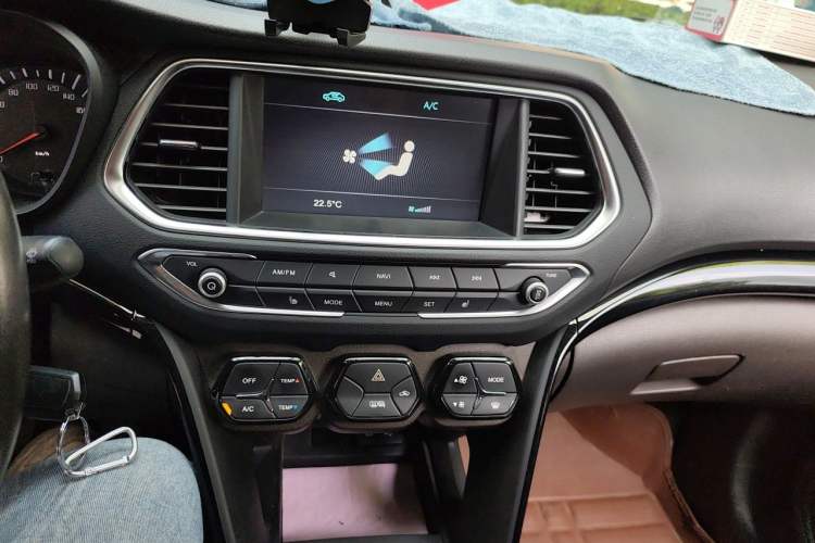 Used GAC Trumpchi GS4 2017 235T Manual Two-Wheel Drive Luxury Edition Audio And AC Panel