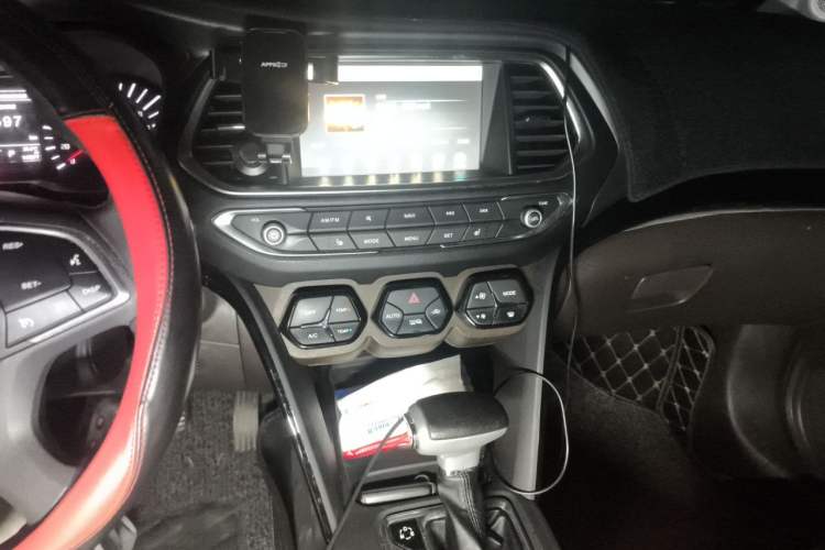 Used GAC Trumpchi GS4 2017 235T Automatic Two-Wheel Drive Luxury Smart Connectivity Version Audio And AC Panel