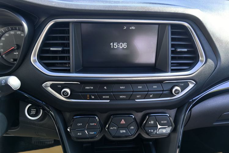Used GAC Trumpchi GS4 2017 235T Automatic Two-Wheel Drive Luxury Smart Connectivity Version Audio And AC Panel