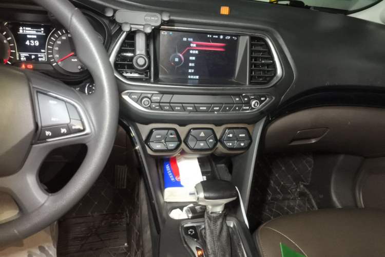Used GAC Trumpchi GS4 2017 200T G-DCT Two-Wheel Drive Elite Edition Audio And AC Panel