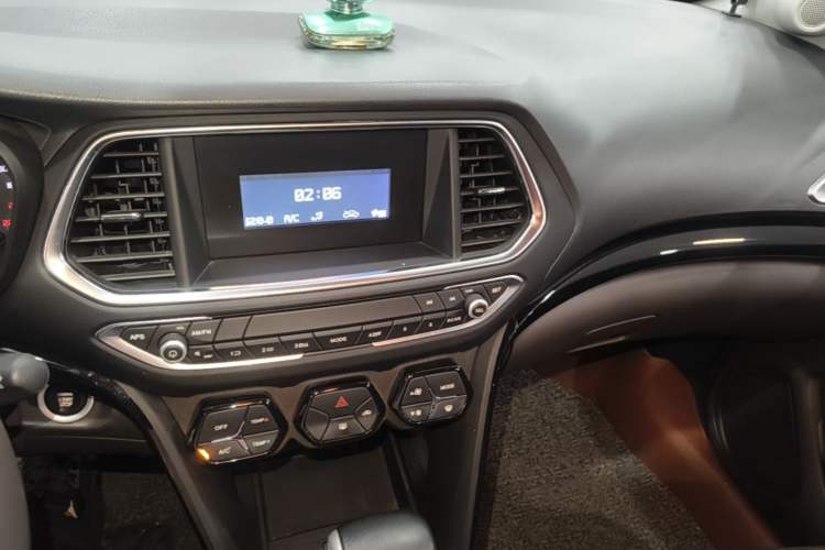 Used GAC Trumpchi GS4 2017 235T Automatic Two-Wheel Drive Elite Edition Audio And AC Panel