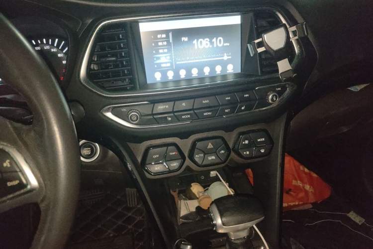 Used GAC Trumpchi GS4 2017 235T Automatic Two-Wheel Drive Luxury Smart Connectivity Version Audio And AC Panel