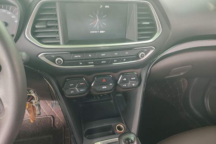 Used GAC Trumpchi GS4 2017 235T Manual Two-Wheel Drive Luxury Edition Audio And AC Panel