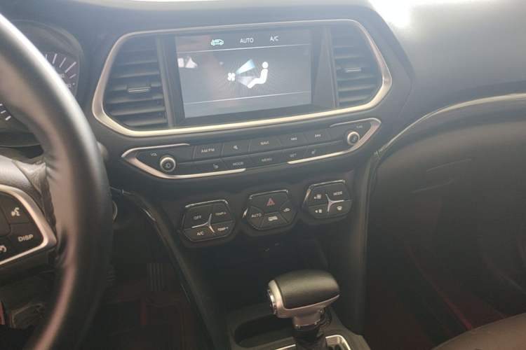 Used GAC Trumpchi GS4 2017 235T Automatic Two-Wheel Drive Luxury Smart Connectivity Version Audio And AC Panel