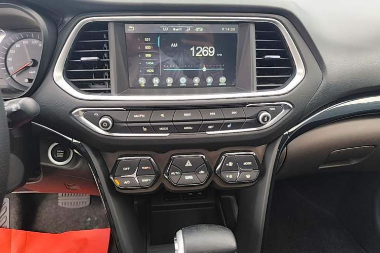 Used GAC Trumpchi GS4 2017 235T Automatic Two-Wheel Drive Luxury Smart Connectivity Version Audio And AC Panel