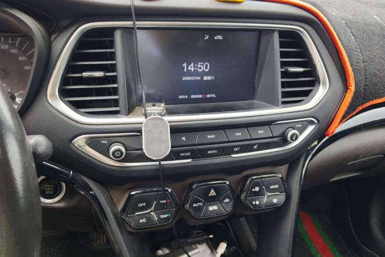 Used GAC Trumpchi GS4 2017 235T Automatic Two-Wheel Drive Luxury Smart Connectivity Version Audio And AC Panel