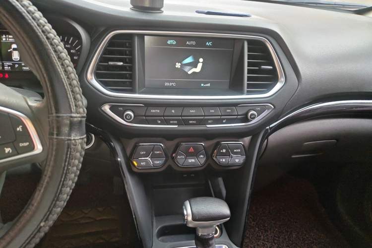 Used GAC Trumpchi GS4 2017 235T Automatic Two-Wheel Drive Luxury Smart Connectivity Version Audio And AC Panel