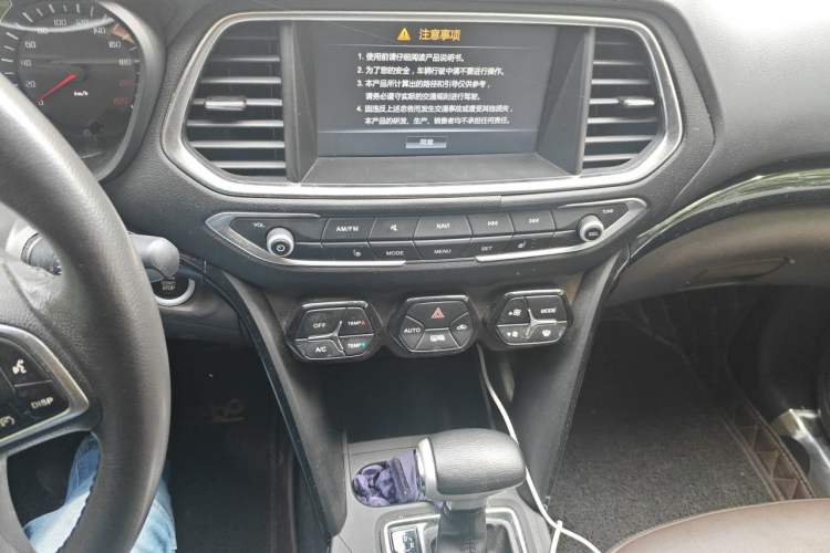 Used GAC Trumpchi GS4 2017 235T Automatic Two-Wheel Drive Luxury Smart Connectivity Version Audio And AC Panel