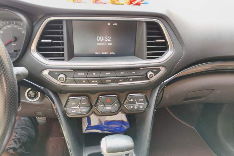 Used GAC Trumpchi GS4 2017 235T Automatic Two-Wheel Drive Luxury Smart Connectivity Version Audio And AC Panel