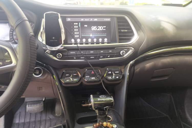 Used GAC Trumpchi GS4 2017 235T Automatic Two-Wheel Drive Luxury Smart Connectivity Version Audio And AC Panel