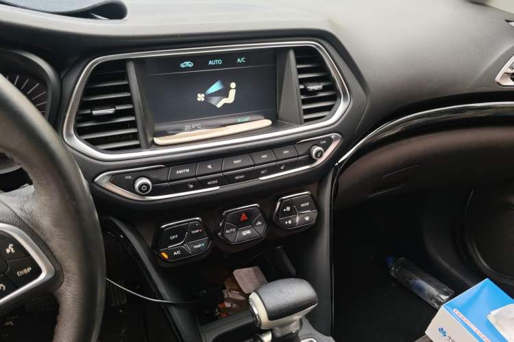 Used GAC Trumpchi GS4 2017 235T Automatic Two-Wheel Drive Luxury Smart Connectivity Version Audio And AC Panel