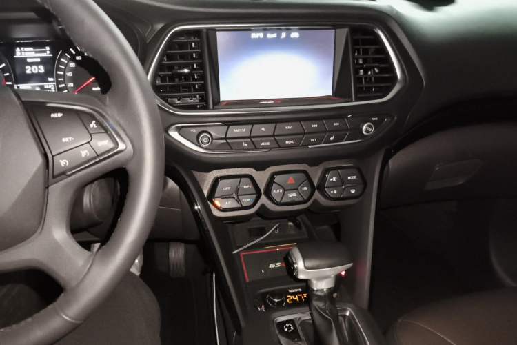 Used GAC Trumpchi GS4 2017 235T Automatic Two-Wheel Drive Luxury Smart Connectivity Version Audio And AC Panel