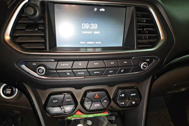 Used GAC Trumpchi GS4 2017 235T Automatic Two-Wheel Drive Luxury Smart Connectivity Version Audio And AC Panel