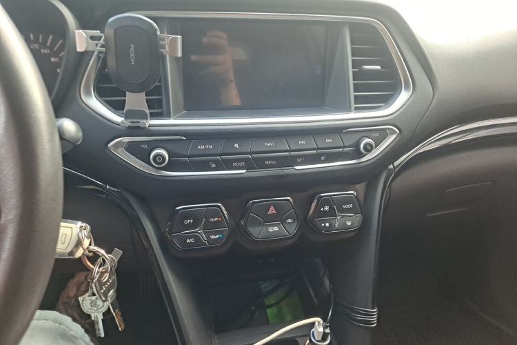 Used GAC Trumpchi GS4 2017 200T Manual Two-Wheel Drive Luxury Edition Audio And AC Panel