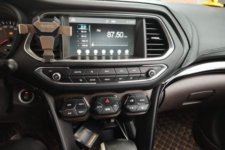 Used GAC Trumpchi GS4 2017 235T Automatic Two-Wheel Drive Luxury Smart Connectivity Version Audio And AC Panel