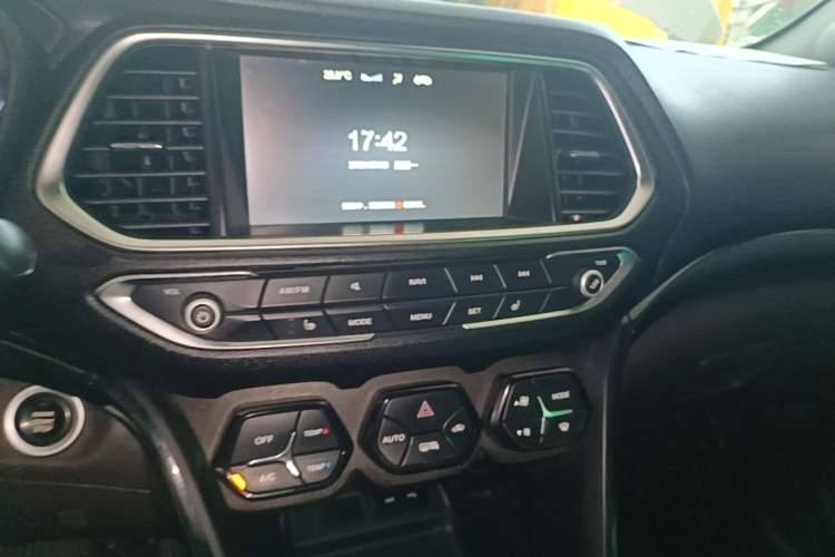 Used GAC Trumpchi GS4 2017 235T Automatic Two-Wheel Drive Luxury Smart Connectivity Version Audio And AC Panel