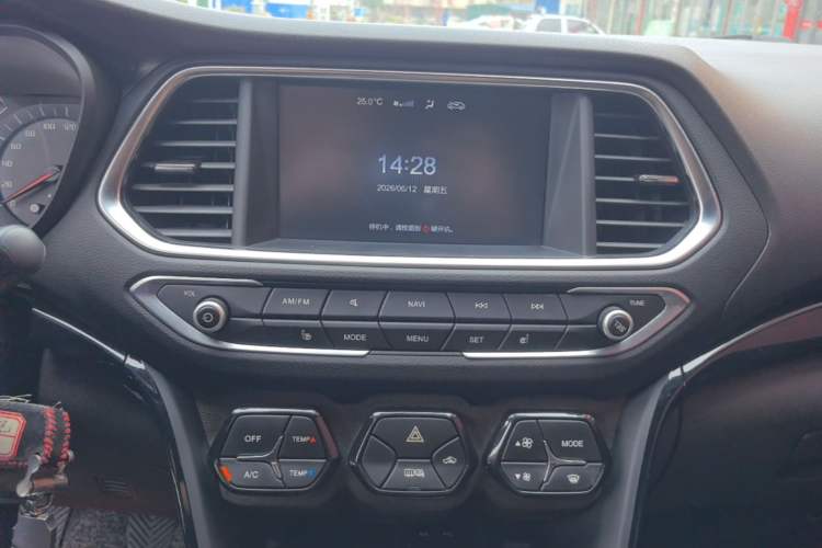 Used GAC Trumpchi GS4 2017 235T Manual Two-Wheel Drive Luxury Edition Audio And AC Panel